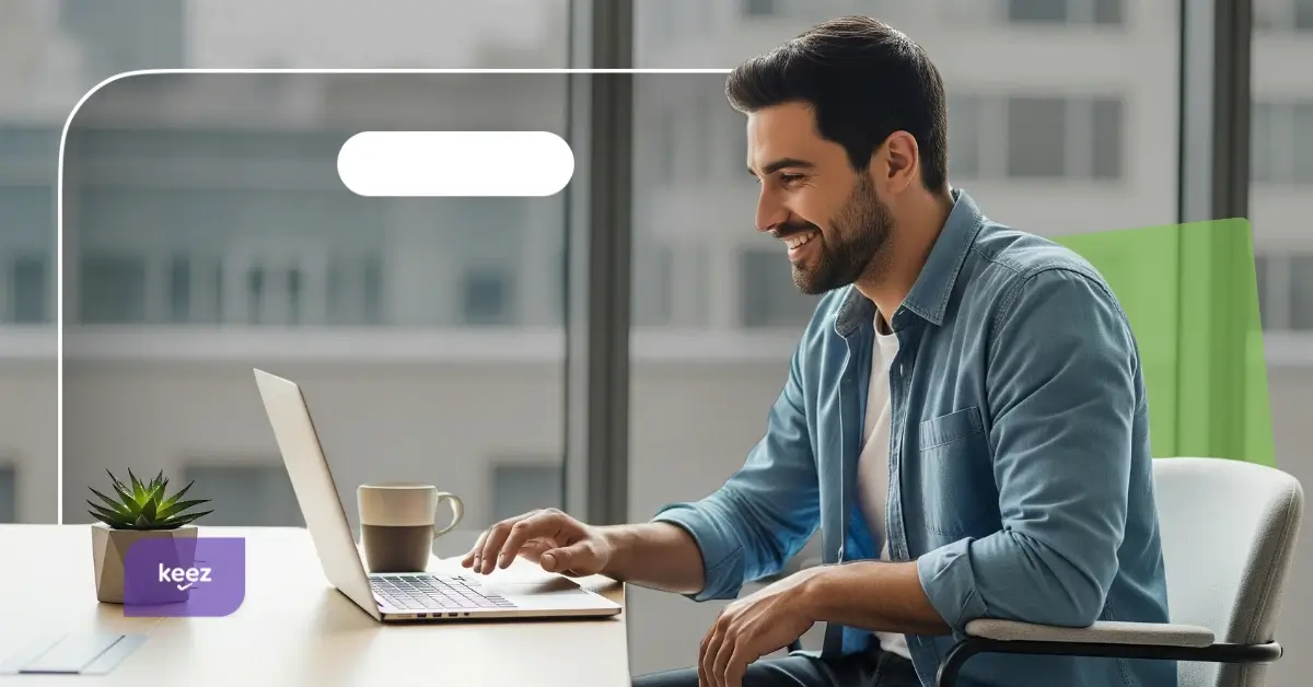 Barbat se uita zambind la laptop