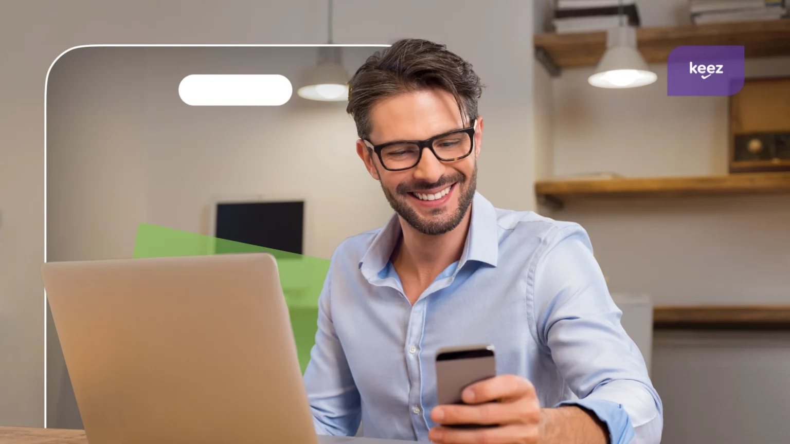 Comunicare contabil: bărbat se uită la telefon zâmbind