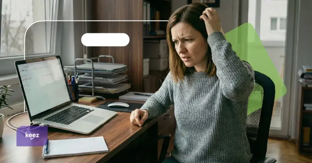 Femeie priveste nedumerita la laptop
