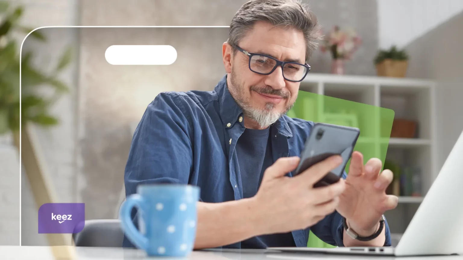 Barbat se uita la telefon zambind